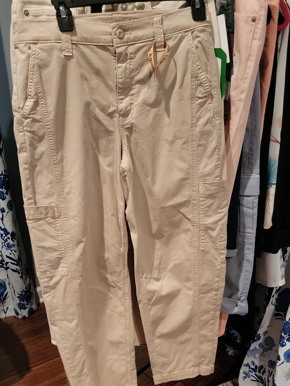 NWT Womens Casual Barrel  Cargo Pants – Cream Nwt 4